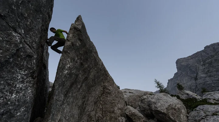 Ein Mann beim Bouldern an einem Outdoor-Fels. | © DAV/Wolfgang Ehn