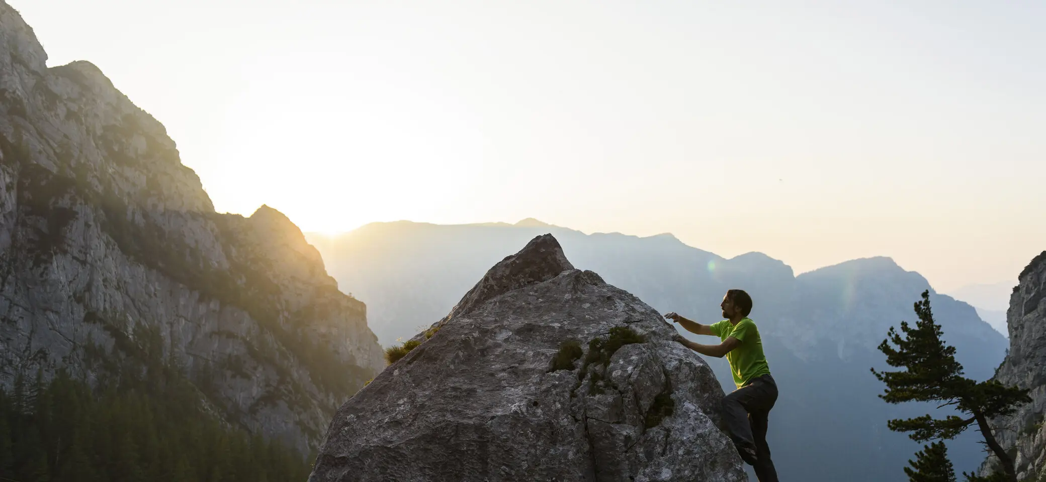 Ein Mann beim Bouldern am Fels. | © DAV/Wolfgang Ehn