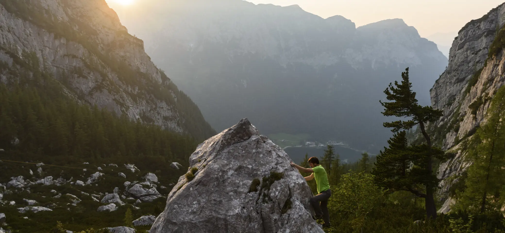 Ein Mann beim Bouldern am Fels. | © DAV/Wolfgang Ehn
