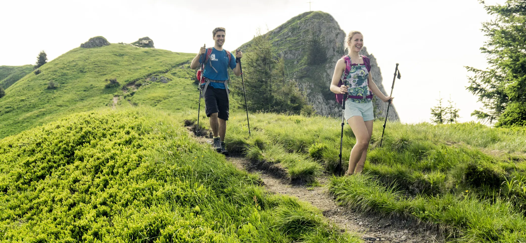 Zwei Wanderer auf den grünen Berghängen der Chiemgauer Alpen | © DAV/Hans Herbig